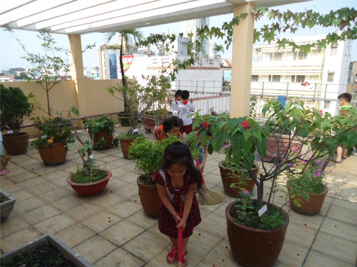 Giáo dục kỹ năng sống cho trẻ- Dạy trẻ quét sân..JPG